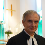 Pastor Martin Böhmen führt durch den Einschulungsgottesdienst. Foto: Schreiber